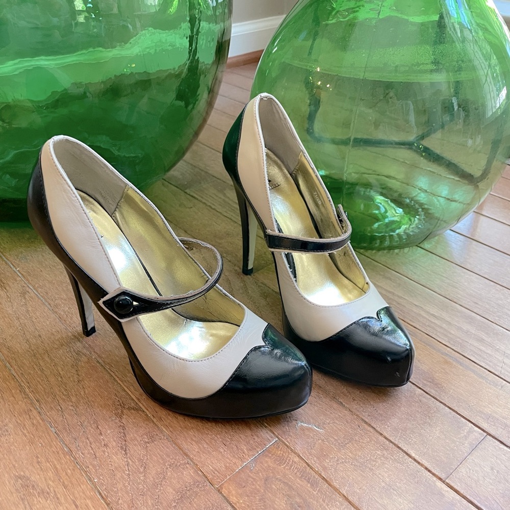 “Mamie” style Art Deco heels in cream and black